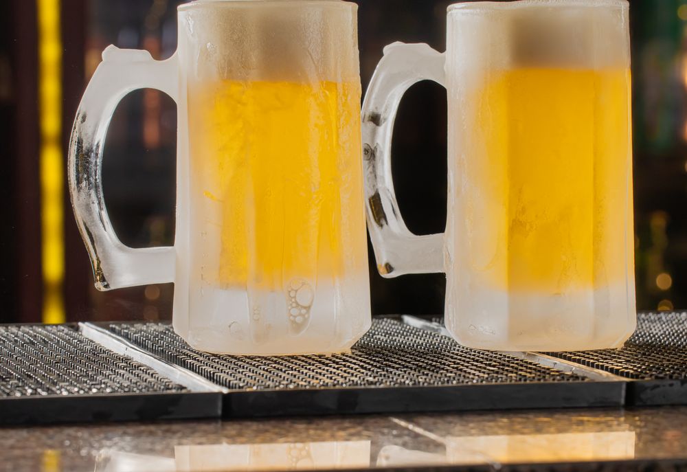 Duas canecas de chope congeladas no balcão